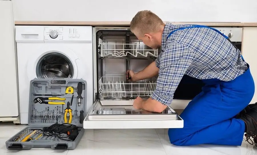 Yenimahalle Dominox servisi teknisyen ekibi beyaz eşya tamiri yaparken